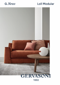 Un canapé couleur rouille avec des coussins assortis est posé à côté d'une table ronde en bois, avec un vase en céramique moderne, ajoutant une touche de charme parisien. Canape Paris by Atelier Bis