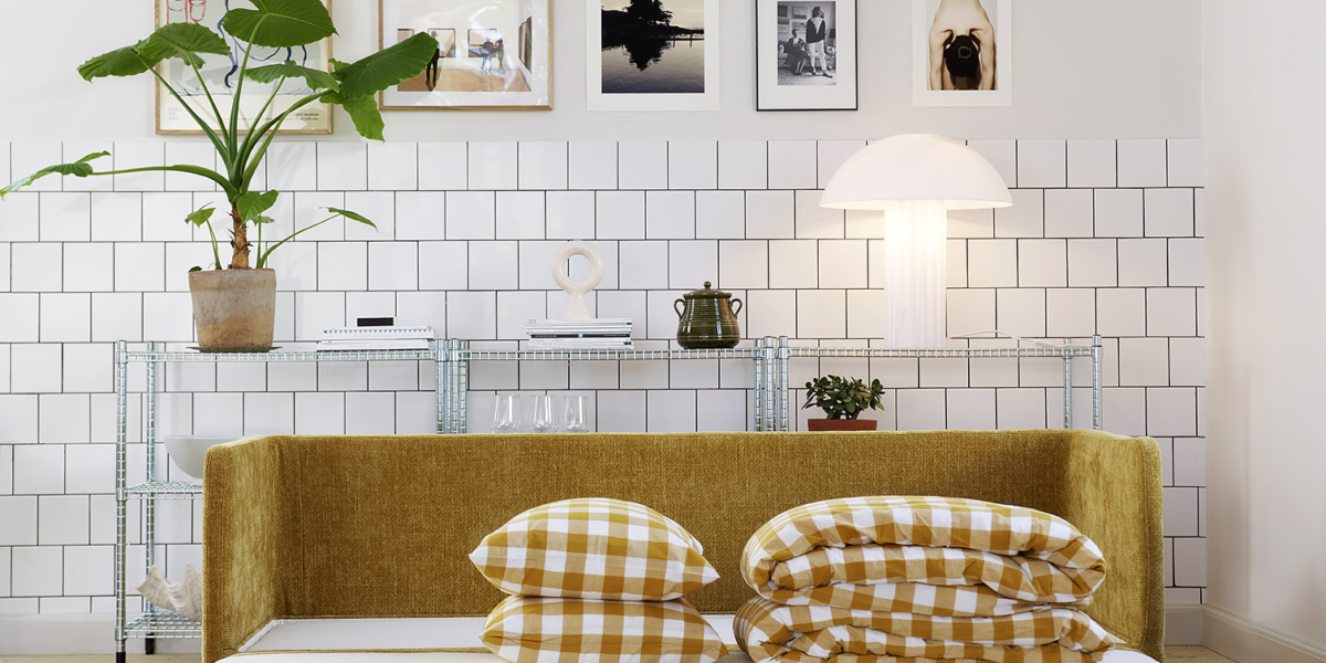 Canapé convertible en lit Stina avec accoudoirs marron clair et dossier marron foncé Ce modèle de Stina présente des accoudoirs en marron clair et un dossier en marron foncé, ajoutant une touche de variété visuelle au salon.