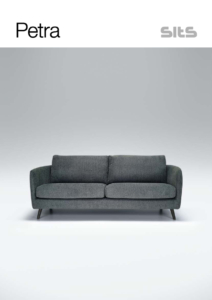 Canapé gris au design minimaliste sur fond clair. Le texte en haut indique « Petra », soulignant sa qualité exceptionnelle et vous invitant à vous asseoir et à profiter de son confort. Canape Paris by Atelier Bis