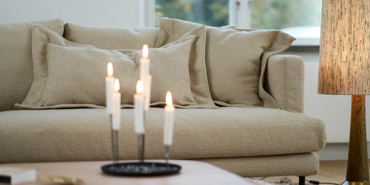 61cedc04d89a5033c241ecba_7_BRITT_interior_4seater_heather_2_ light_beige_3 Un espace éclectique avec un canapé en velours rose, des œuvres d'art éclectiques et des meubles dépareillés.