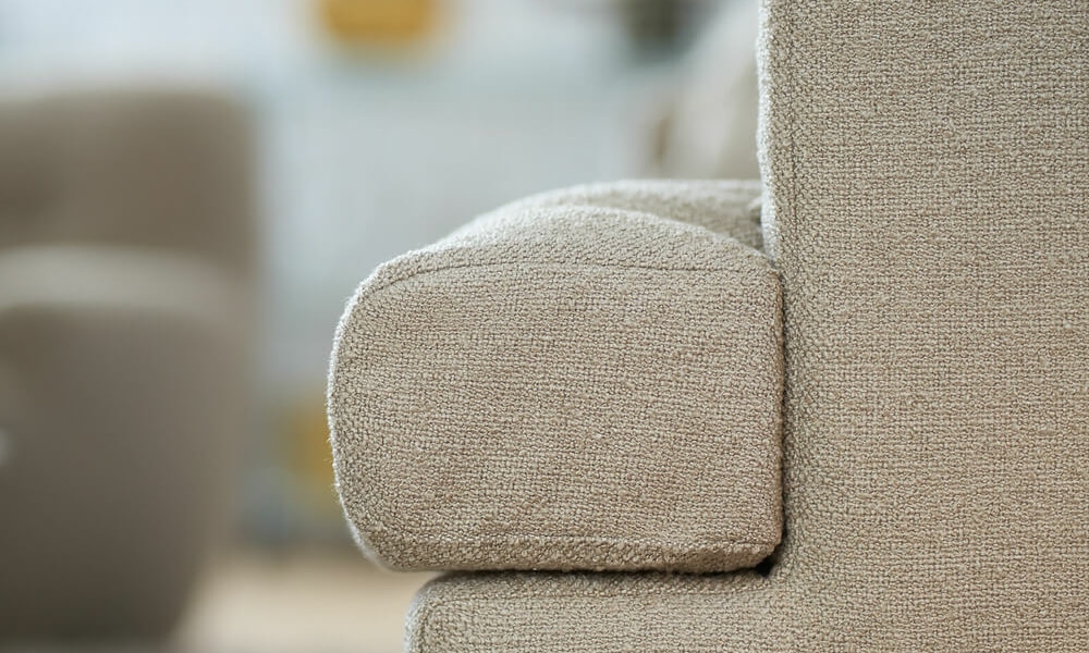 61cedc08ec15b536f4eca873_8_BRITT_interior_4seater_heather_2_ light_beige_6 Un salon moderne avec un canapé en cuir gris, des tables basses en métal et un éclairage minimaliste.