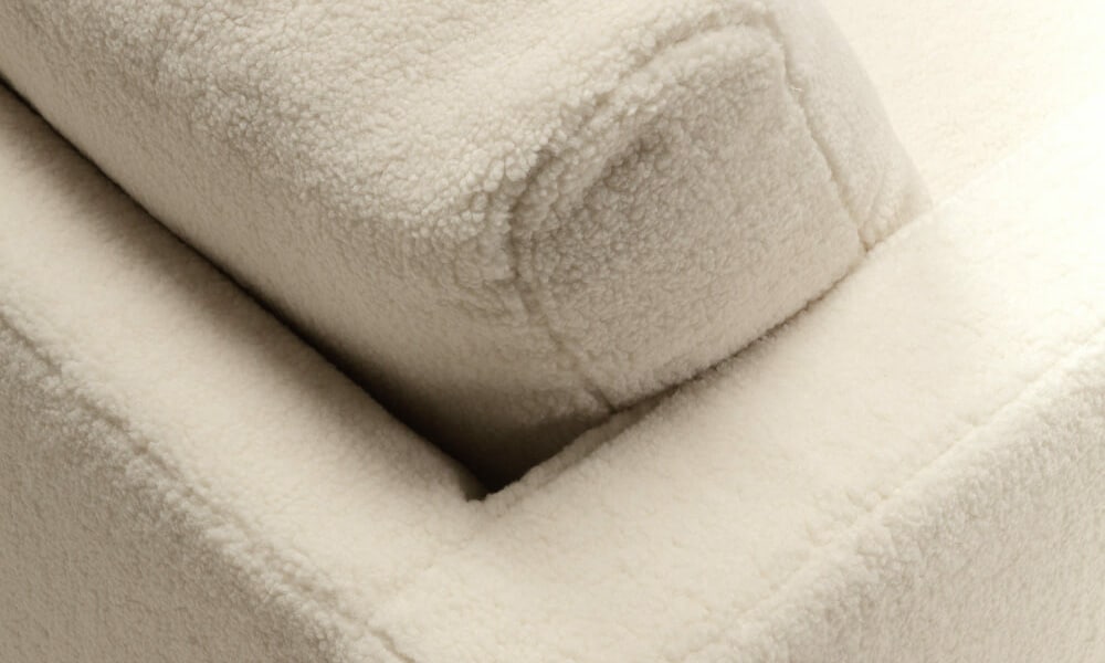 61cedc22d9b0772148175d46_12_BRITT_4seater_poodle_1_cream_10 Une décoration méditerranéenne avec un canapé blanc, des coussins bleus et des accessoires en céramique.