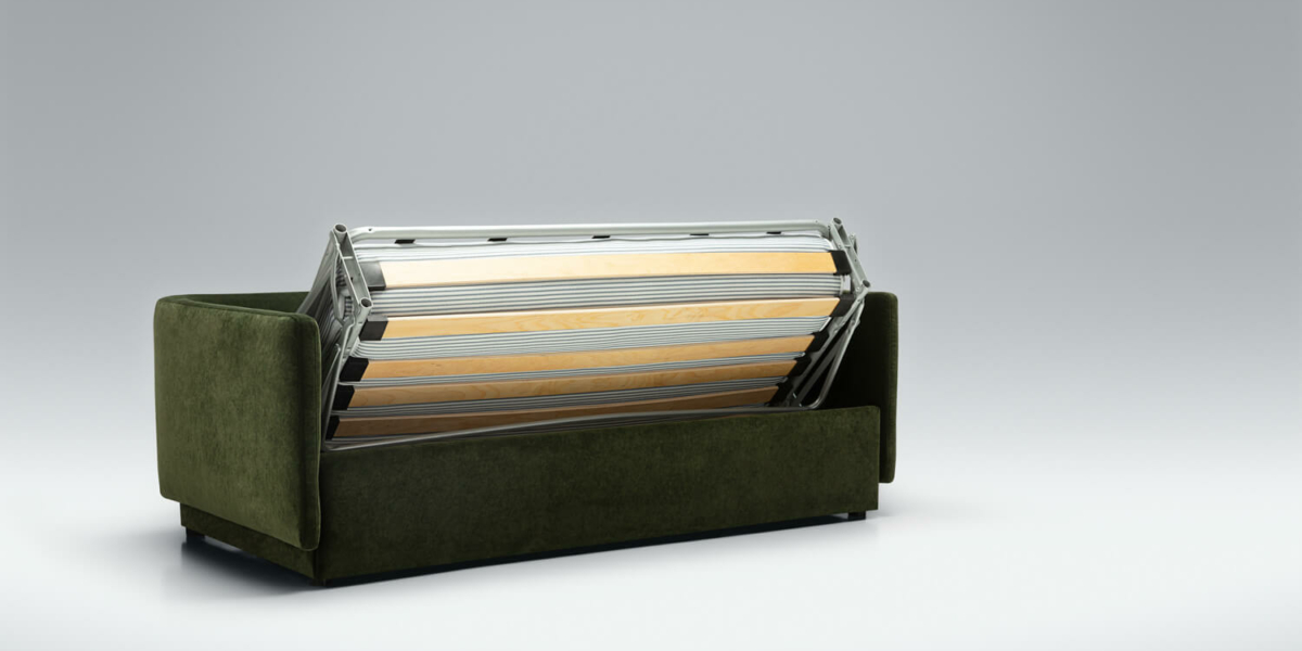 Canapé convertible en lit Colin en vert avec des accents de bois dans un salon rustique Dans un salon à l'ambiance rustique, le canapé Colin en vert s'harmonise avec des accents de bois pour une esthétique chaleureuse et authentique.