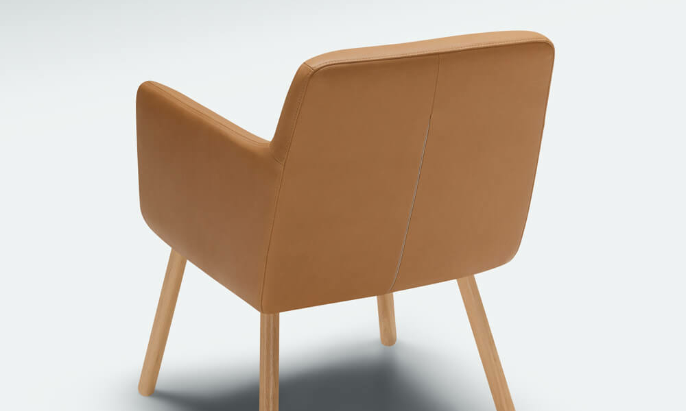 61cedde08e0e2018df296071_MOA_studio_bistro_chair_Aniline_latte_4 Fauteuil Moa Bistro en tissu jaune moutarde avec une table basse vintage Le fauteuil en tissu jaune moutarde se trouve à côté d'une table basse vintage, ajoutant une touche rétro à la pièce.