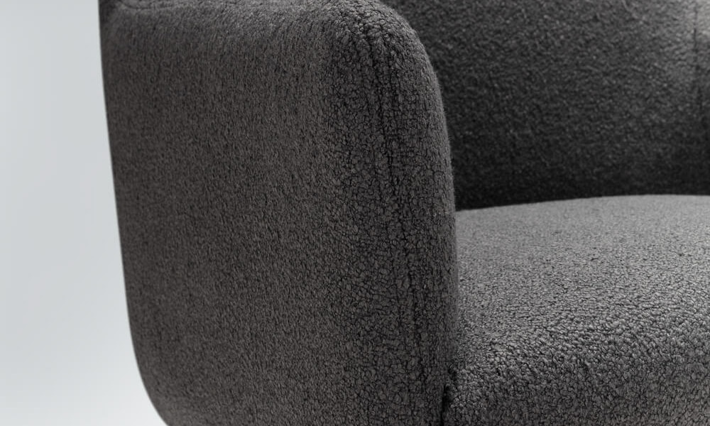 61cede035599ffad0e29b507_MOA_bistro_chair_Willow_9_d.grey_3 Fauteuil Moa Bistro en velours rose pâle avec des rideaux assortis Le fauteuil en velours rose pâle est placé près de rideaux assortis, créant une ambiance romantique et élégante.