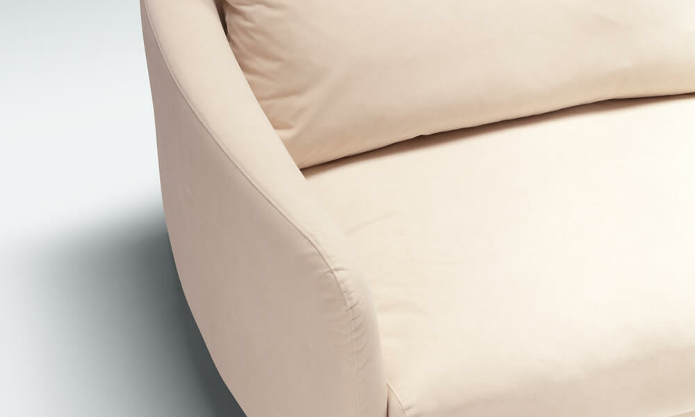 Canapé moderne blanc cassé avec pieds en bois, doté d'un dossier et d'un coussin en peluche, offrant une qualité exceptionnelle sur un fond gris clair. Canape Paris by Atelier Bis