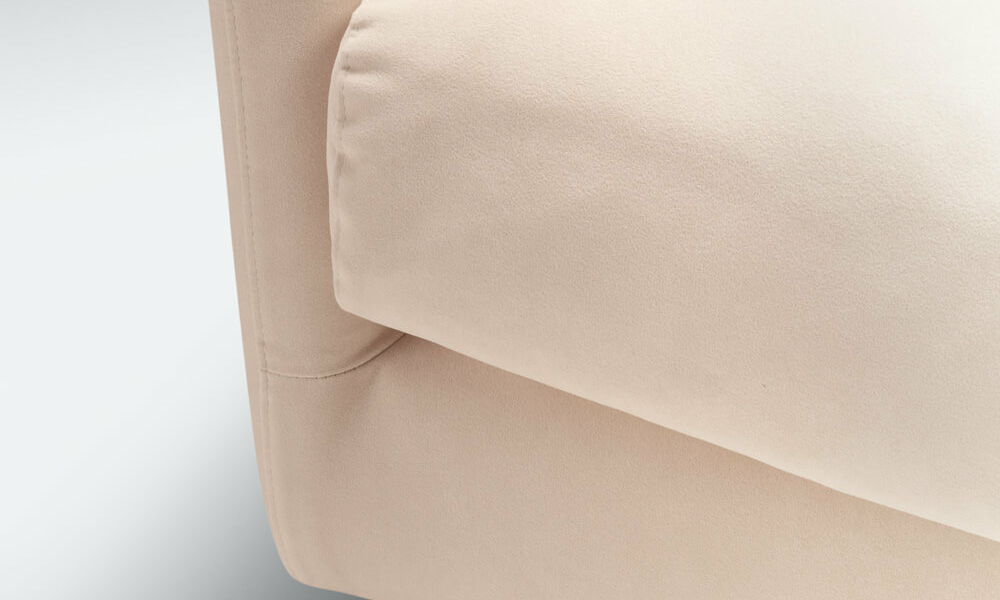 Gros plan d'un coin canapé beige avec un pied en bois sur un fond clair et neutre, respirant la qualité. Canape Paris by Atelier Bis