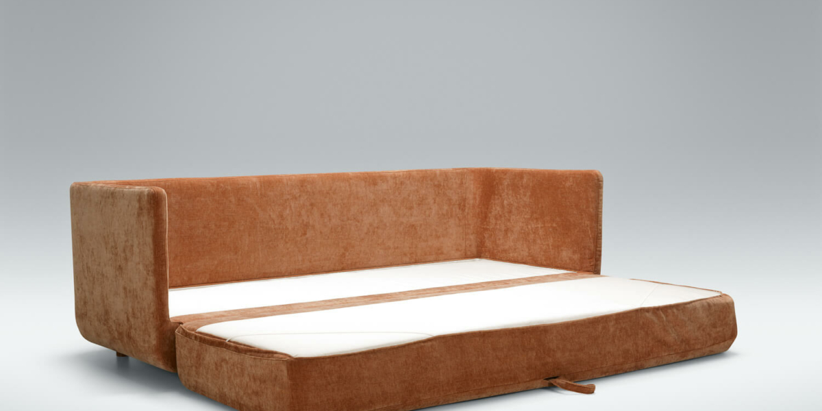 Canapé convertible en lit Stina en tissu marron foncé avec des accents de couleur crème Des accents de couleur crème sont ajoutés au Stina en tissu marron foncé, créant un contraste subtil et élégant dans le salon.