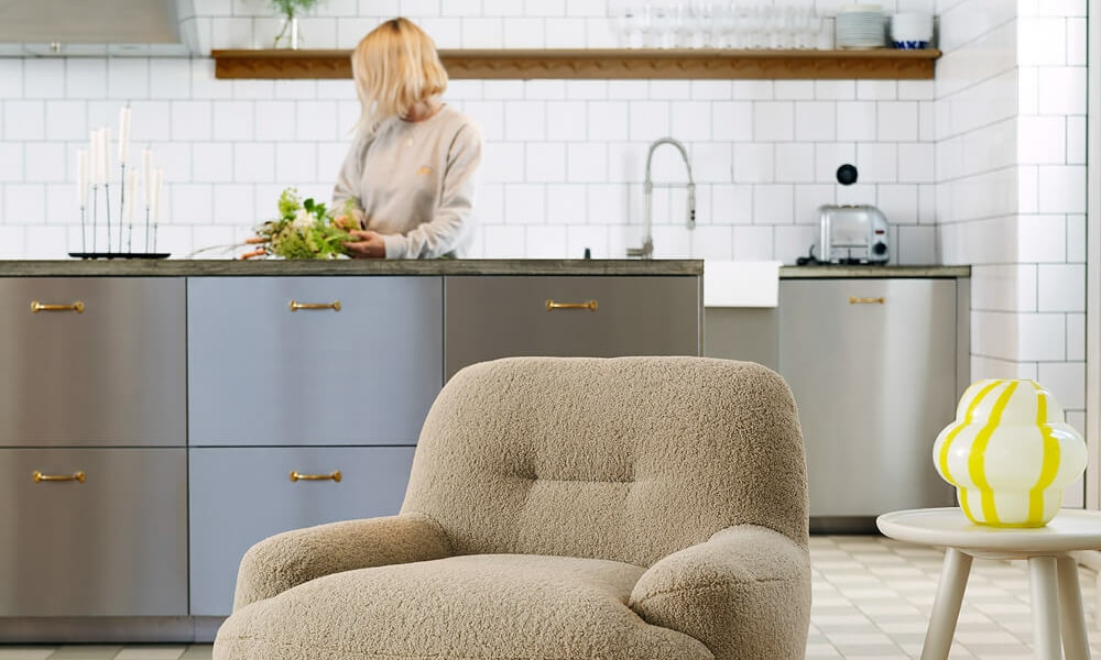 61cedea28a5181216f3b9d1a_1_UMA_interior_armchair_poodle_ 3_beige_2 Fauteuil Uma en cuir marron avec une lampe de sol blanche et un vase jaune Le fauteuil en cuir marron est placé à côté d'une lampe de sol blanche et d'un vase jaune, ajoutant une touche moderne et lumineuse à l'espace.