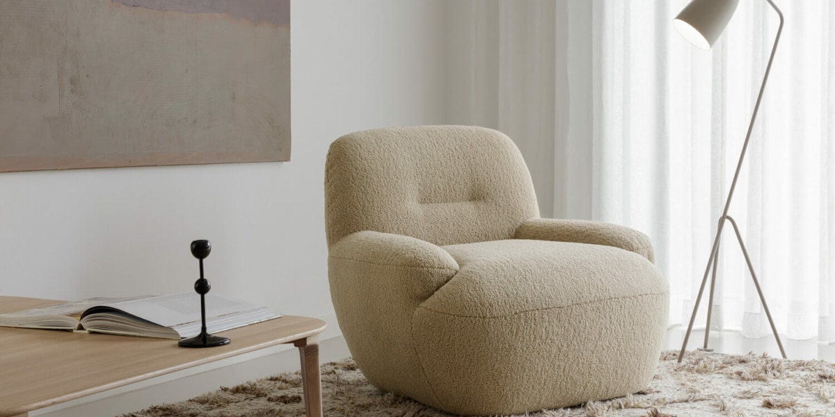 61cedea6f9e0ca2de58d4b87_2_UMA_interior_armchair_poodle_1_cream_2 Fauteuil Uma en lin marron foncé avec un pouf jaune assorti Le fauteuil en lin marron foncé est complété par un pouf jaune, créant un ensemble harmonieux et confortable.