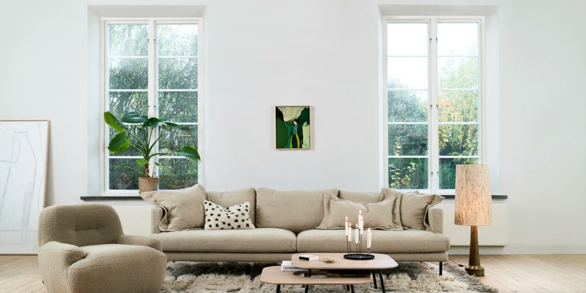 61cedeb0a77d7422be897608_5_BRITT_interior_4seater_heather_2_ light_beige_UMA_armchair_poodle_ 3_beige_1 Fauteuil Uma en tissu blanc avec une table d'appoint en bois et une lampe jaune Le fauteuil en tissu blanc est accompagné d'une table d'appoint en bois et d'une lampe jaune, créant une ambiance chaleureuse et accueillante.