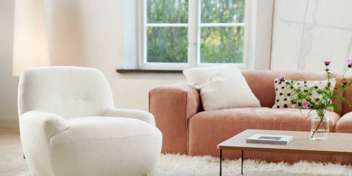 61cedeb58c31332fe10cca58_6_UMA_interior_armchair_willow_1_off_white_2 Fauteuil Uma en lin blanc avec des coussins jaunes et marron Le fauteuil en lin blanc est décoré de coussins jaunes et marron, ajoutant des touches de couleur tout en restant élégant.Le fauteuil en tissu jaune moutarde est agrémenté de coussins marron, apportant une touche chaleureuse et accueillante au salon.