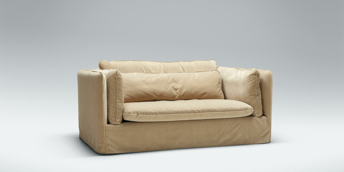 61cedf41ec15b5377becb3ba_7_VIDAR_studio_2seater_classic_velvet_24_warm_beige_2 Canapé Vidar marron devant une grande fenêtre avec vue sur le jardin Placé devant une grande fenêtre, le canapé profite d'une vue relaxante sur le jardin. La lumière naturelle inonde la pièce, créant une atmosphère apaisante et accueillante de face