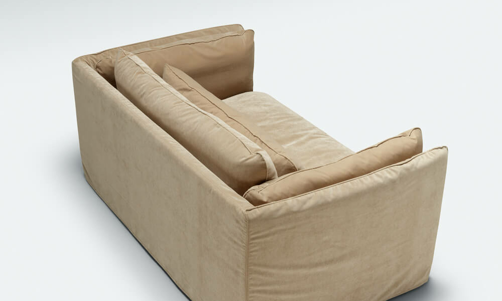 61cedf42f1c081057efc705b_8_VIDAR_studio_2seater_classic_velvet_24_warm_beige_4 Canapé Vidar marron avec des coussins crème et une table basse en bois Le canapé est agrémenté de coussins crème qui contrastent élégamment avec le marron. Une table basse en bois se trouve devant, ajoutant une touche chaleureuse et naturelle au salon lumineux de dos.