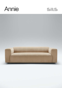 annie-0-pdf-728x1030 Canapé beige minimaliste sur fond gris clair, donnant une sensation de salle d'exposition, avec « Annie » et « Sits » élégamment affichés en haut. Canape Paris by Atelier Bis