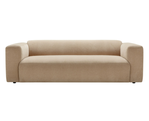 Découvrez notre canapé capitonné beige, doté de larges accoudoirs et d'un design minimaliste, capturé dans un showroom parisien sur un fond blanc immaculé. Canape Paris by Atelier Bis