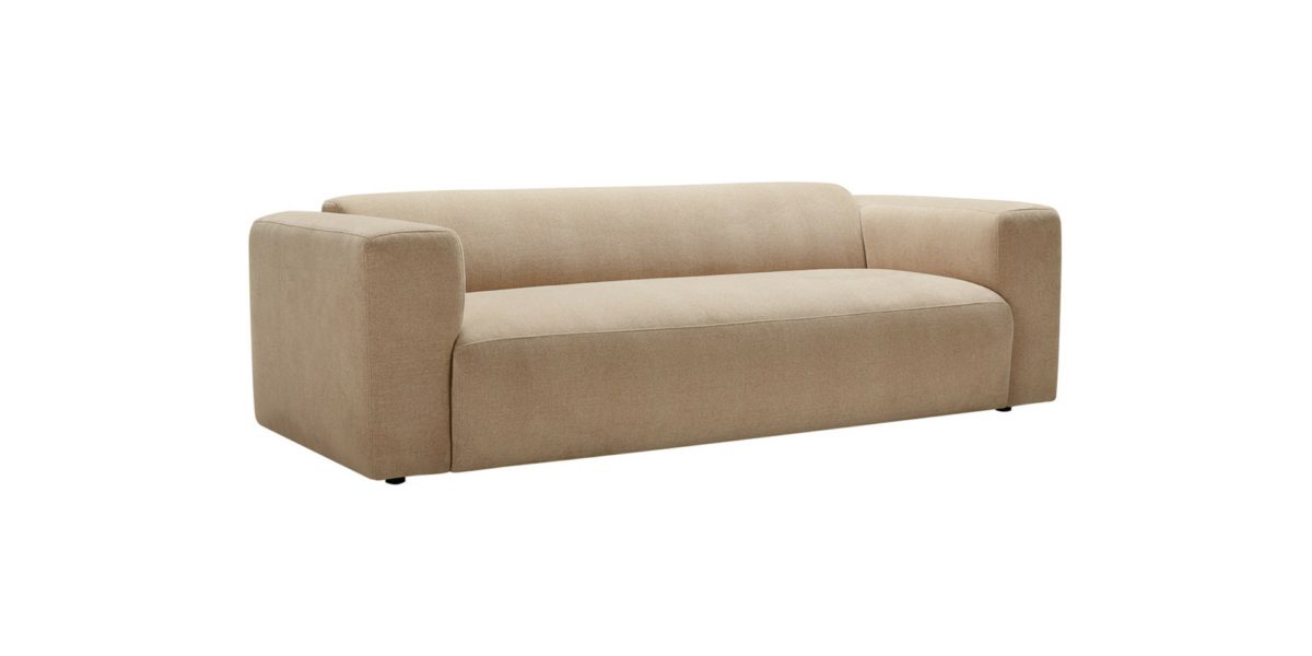 ANNIE_technical_3seater_stipa_2_beige_2 Canapé moderne beige avec de larges accoudoirs et un design minimaliste, mettant en valeur sa qualité exceptionnelle sur un fond blanc immaculé, parfait pour tout showroom haut de gamme. Canape Paris by Atelier Bis