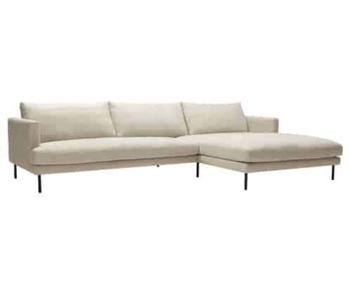 Canapé en L beige avec pieds noirs et un design minimaliste présenté dans un cadre de salle d'exposition, soulignant sa qualité exceptionnelle sur un fond blanc immaculé. Canape Paris by Atelier Bis