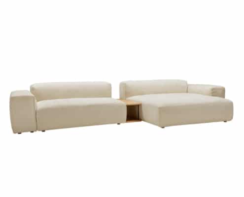 Canapé sectionnel élégant de couleur crème avec une table basse en bois entre les deux pièces, offrant à la fois qualité et style à un prix exceptionnel. Canape Paris by Atelier Bis