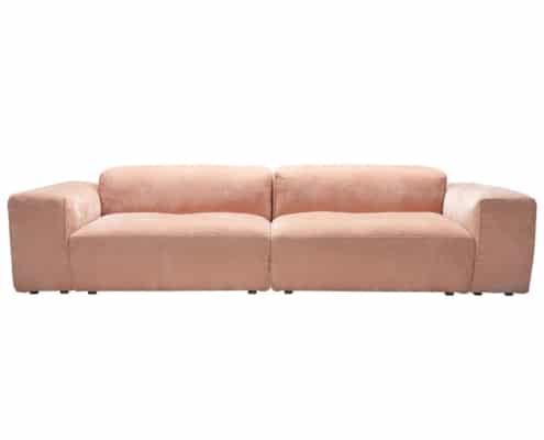 Canapé deux places moderne beige avec de larges accoudoirs et un dossier bas, reflétant la qualité parisienne. Canape Paris by Atelier Bis