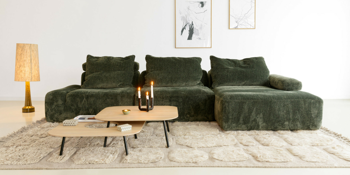 FLYNN_interior_element_115_left_element_105_without_armrests_chaiselongue_right_sky_7_green_1 Canapé FLYNN vert foncé en L vu de face dans un décor de salon