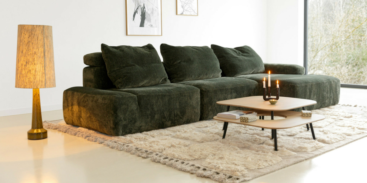 FLYNN_interior_element_115_left_element_105_without_armrests_chaiselongue_right_sky_7_green_2 Canapé FLYNN vert foncé en L vu de 3/4 dans un décor de salon