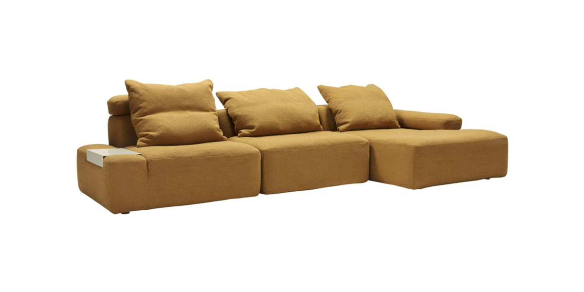 FLYNN_set_Willow_3_mustard_5 Canapé FLYNN vert foncé en L vu de 3/4 dans un décor de salon avec coussin abaissable