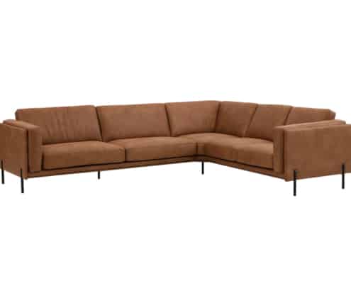 Canapé sectionnel en L marron avec pieds en métal noir présenté sur un fond blanc immaculé, rappelant un showroom parisien chic. Canape Paris by Atelier Bis