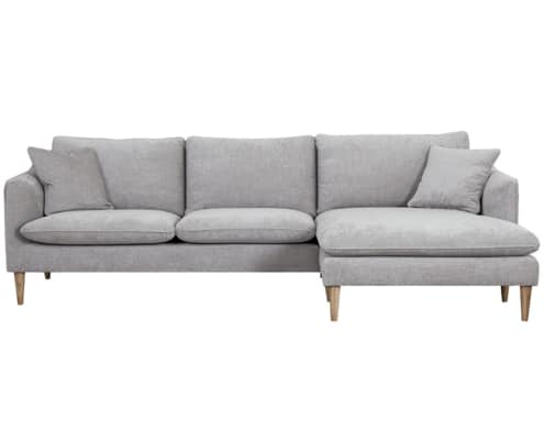 Canapé gris en L avec pieds en bois et deux coussins assortis, mettant en valeur un savoir-faire de qualité supérieure. Canape Paris by Atelier Bis