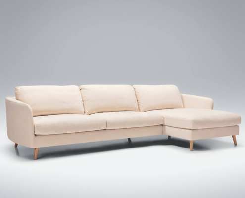 Canapé sectionnel beige avec pieds en bois, offrant une qualité supérieure sur un fond gris clair. Canape Paris by Atelier Bis