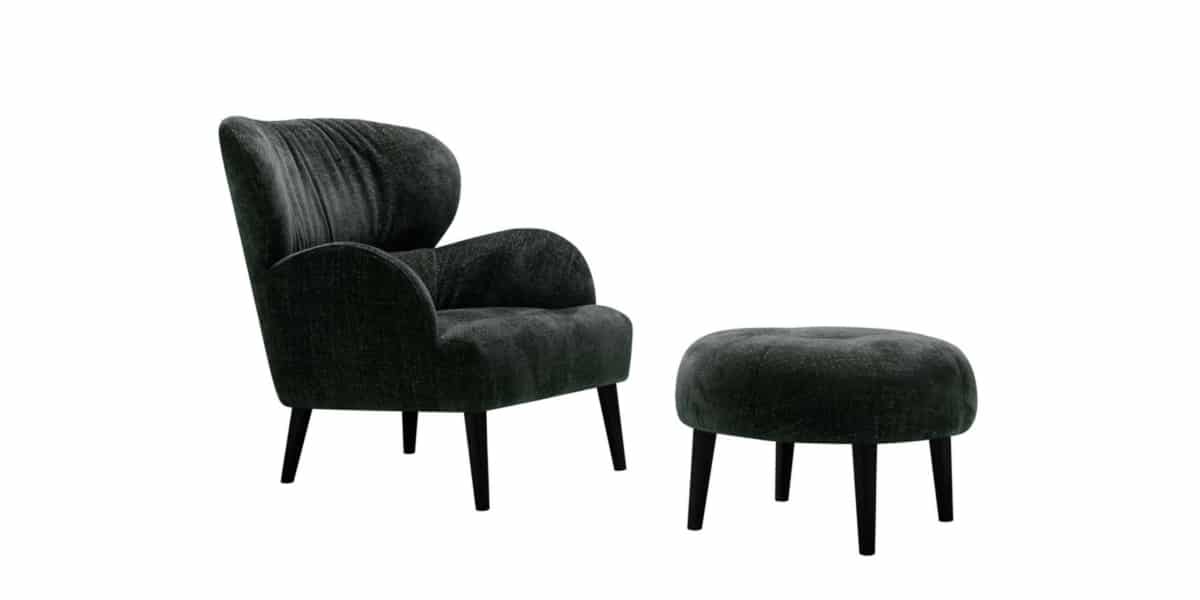 Fauteuil Ross en noir dans un salon contemporain avec des accents métalliques Placé dans un salon contemporain, le fauteuil Ross en noir se marie parfaitement avec des accents métalliques pour une esthétique moderne et sophistiquée.