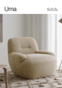 uma-pdf-728x1030 Fauteuil beige rembourré dans une pièce cosy avec tapis, lampadaire et rideaux blancs, s'harmonisant parfaitement avec un canapé chic. Canape Paris by Atelier Bis