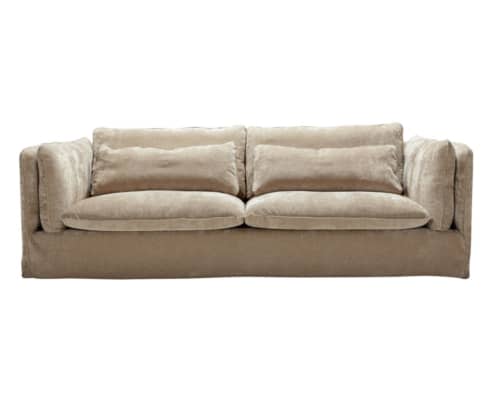 Un canapé trois places beige et moelleux doté de coussins épais et d'un design simple et moderne, offrant un mélange exquis de qualité à un prix impeccable qui ornerait n'importe quel salon parisien. Canape Paris by Atelier Bis