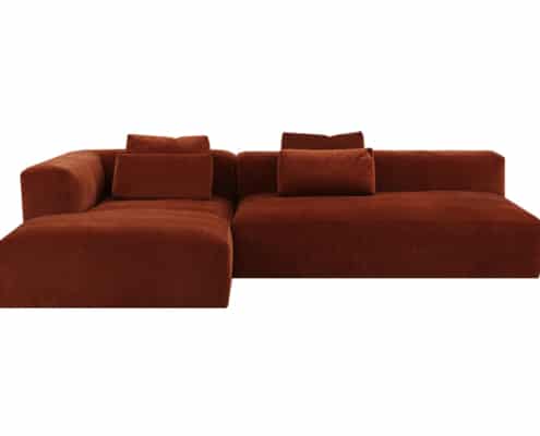 Canapé sectionnel marron en L avec trois coussins assortis, mettant en valeur la qualité du design parisien. Canape Paris by Atelier Bis