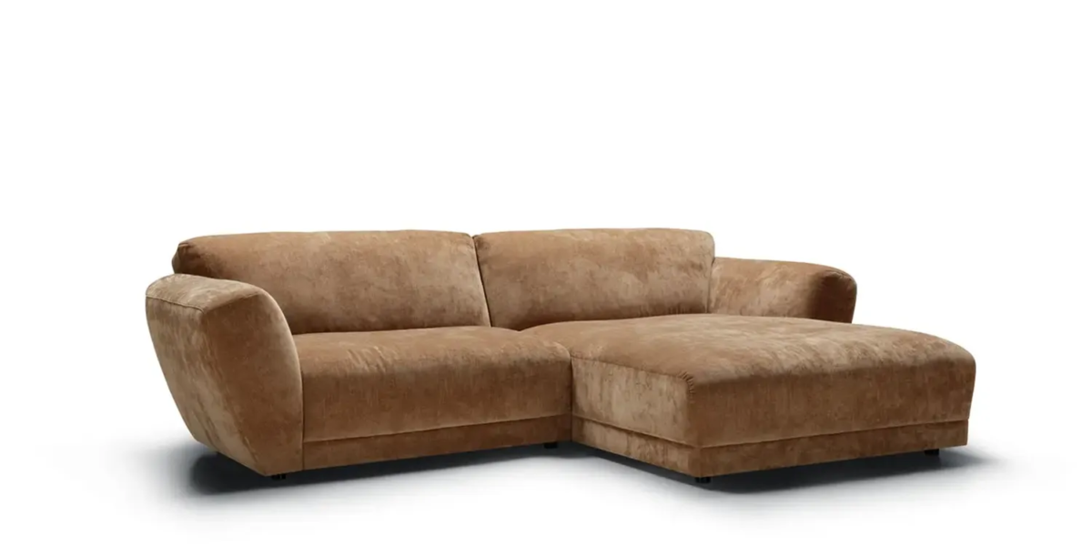 ASTA_SITS_canape-paris_06 Une image du canapé Asta marron accompagné d'une table basse en bois massif et de lampes à poser en laiton pour une atmosphère chaleureuse et sophistiquée.