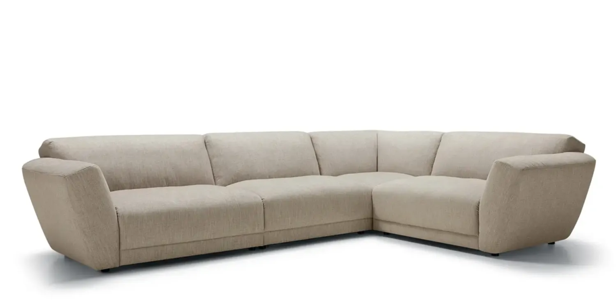 ASTA_SITS_canape-paris_07 Une photo du canapé Asta blanc dans un salon minimaliste avec des touches de noir pour un contraste saisissant et une ambiance sophistiquée.