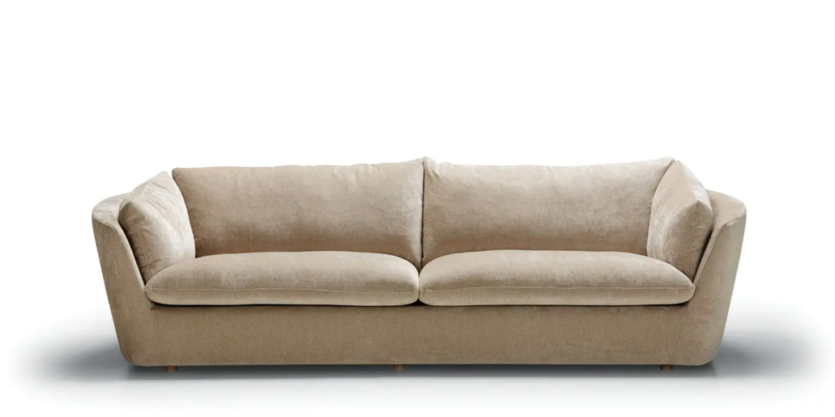 BONNIE_SITS_canape-paris_01 Une image du canapé Bonnie accompagné d'une table basse en bois brut et de plantes vertes pour une atmosphère relaxante et organique.