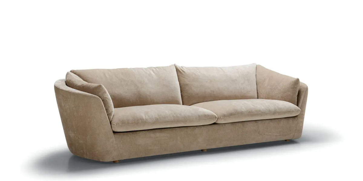 BONNIE_SITS_canape-paris_02 Une photo du canapé Bonnie dans un intérieur bohème avec des couvertures à motifs ethniques et des coussins colorés pour une ambiance éclectique et pleine de vie.