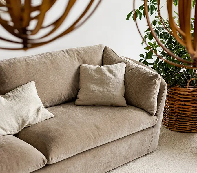 BONNIE_SITS_canape-paris_03 Une image du canapé Bonnie dans un salon minimaliste avec des accents de couleur bleu clair pour créer un contraste subtil et élégant.