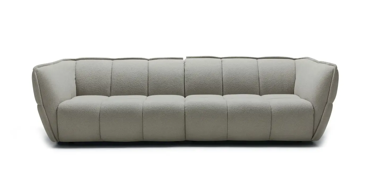 CLYDE_SITS_canape-paris_01 Une photo du canapé Clyde gris dans un salon moderne avec des accents de couleur vive pour créer un contraste.