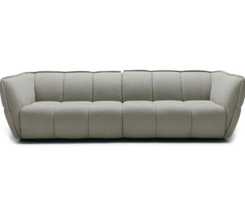 Une photo du canapé Clyde gris dans un salon moderne avec des accents de couleur vive pour créer un contraste.