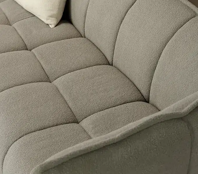 CLYDE_SITS_canape-paris_03 Une image du canapé Clyde gris accompagné d'une table basse en bois et de lampes de style industriel pour une ambiance urbaine et contemporaine.