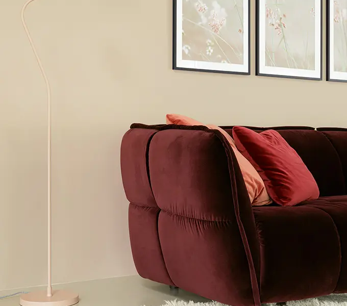 CLYDE_SITS_canape-paris_05 Une image du canapé rose dans un intérieur scandinave avec des tons neutres et des accents de couleur pastel pour une ambiance douce et apaisante.