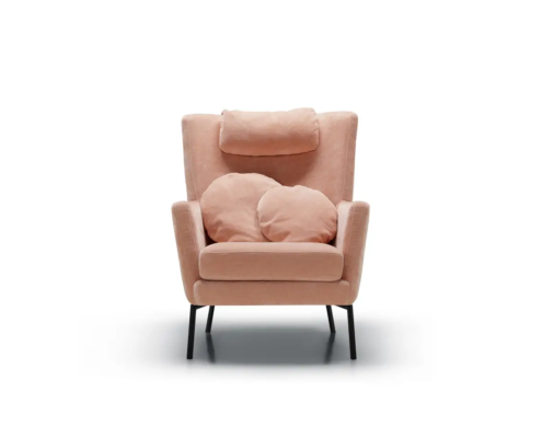 Fauteuil Paris avec une couverture beige posée sur le repose-pieds, devant une fenêtre ensoleillée.