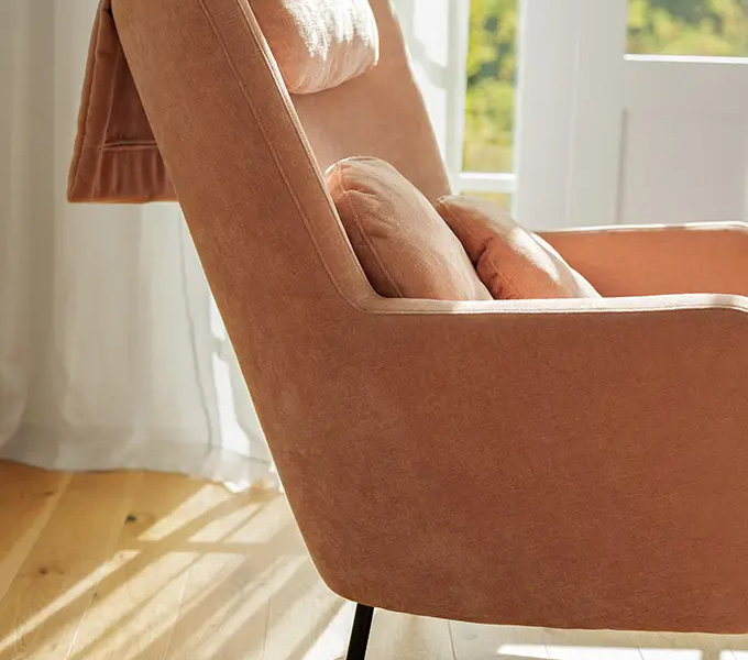 DISA_SITS_fauteuil-canape-paris_04 Gros plan sur les coussins du fauteuil Paris, mettant en valeur la texture douce du tissu.