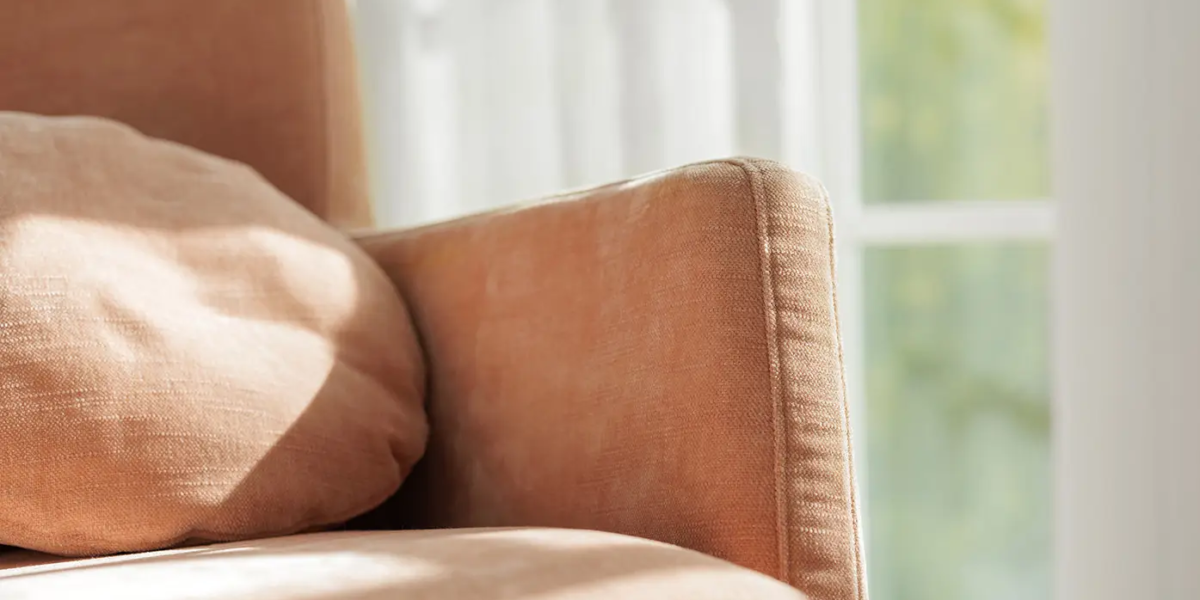 DISA_SITS_fauteuil-canape-paris_05 Vue latérale du fauteuil Paris montrant les accoudoirs et les pieds en métal noir.