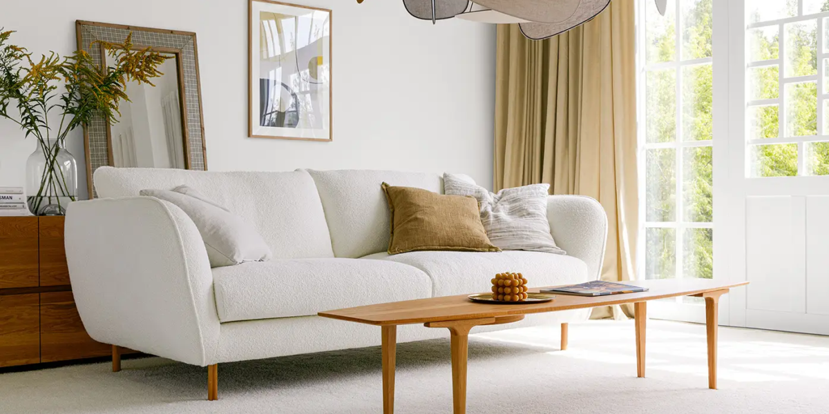 EMMA_SITS-canape-paris_01 Canapé d'angle Paris avec une table basse en bois en arrière-plan.