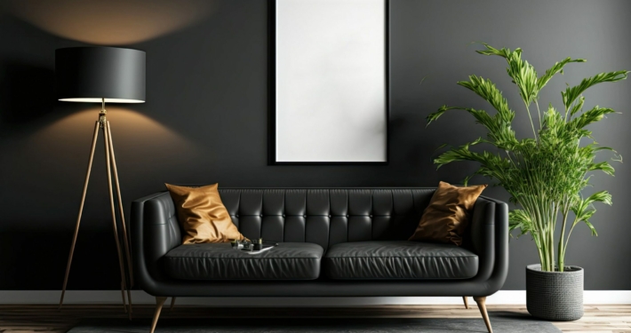 Salon moderne avec canapé noir, deux coussins marron, lampadaire haut, grande plante, cadre mural blanc et tapis gris. Une touche d'élégance parisienne complète la qualité de chaque pièce soigneusement sélectionnée. Canape Paris by Atelier Bis